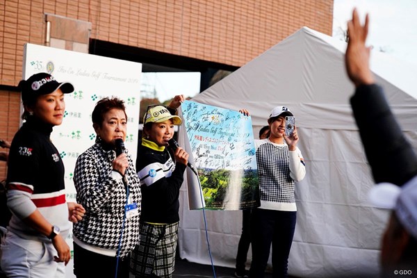 左から成田美寿々、鈴木美重子さん、有村智恵、大里桃子