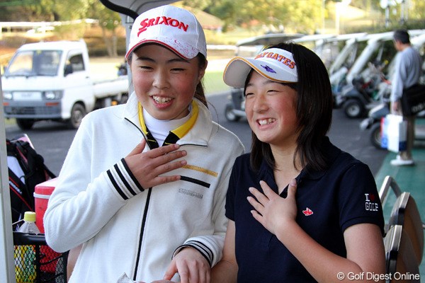 石川葉子／Tポイントレディス事前 「今からドキドキだよね！」遼の妹・石川葉子（右）と、注目のアマチュア高橋恵（左）。注目の13歳ペアだ
