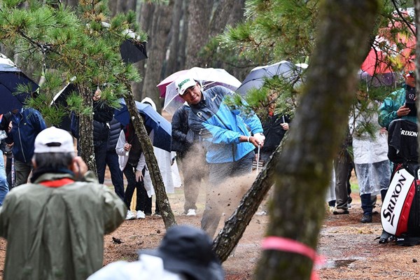 2019年 ダンロップフェニックストーナメント 2日目 松山英樹 1番で松林につかまって「9」を叩いた松山英樹