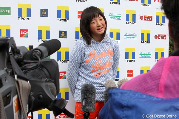 テレビインタビューを受ける石川葉子。最初は緊張している様子だった