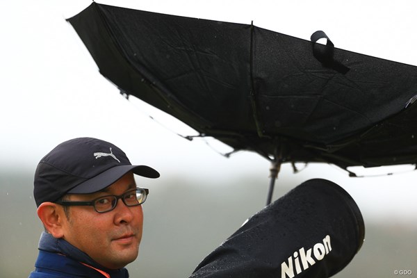 2019年 カシオワールドオープンゴルフトーナメント 初日 カメラマン もう傘さすのやめようか。