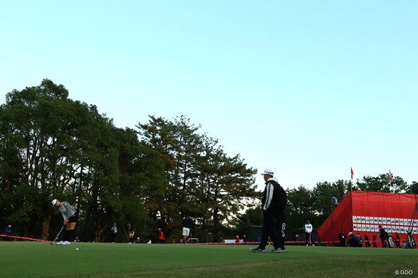 2019年 LPGAツアーチャンピオンシップリコーカップ 3日目 渋野日向子 鈴木愛と残る練習グリーン。渋野日向子（左）は練習を続けた