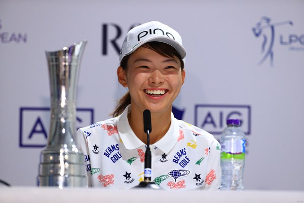 8月「AIG全英女子オープン」で優勝会見に臨む渋野日向子。笑顔でも海外メディアを魅了した