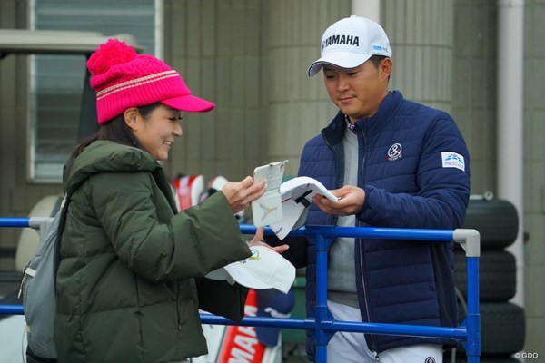2019年 ゴルフ日本シリーズJTカップ 2日目 今平周吾 寒さの中、ホールアウト後は即席サイン会。