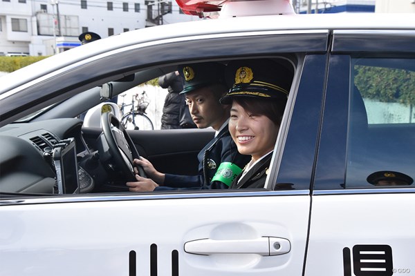 岡山県警のパトカーで移動する渋野日向子