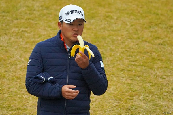 2019年 ゴルフ日本シリーズJTカップ 3日目 今平周吾 バナナで栄養補給。