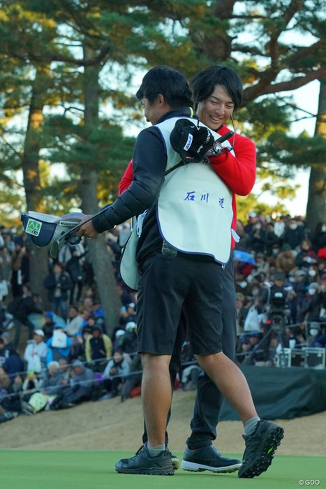 久々のコンビ。何度も抱き合う2人。 2019年 ゴルフ日本シリーズJTカップ 最終日 石川遼