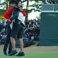 久々のタッグで優勝を飾り、佐藤賢和キャディと抱き合う石川遼 2019年 ゴルフ日本シリーズJTカップ  最終日 石川遼