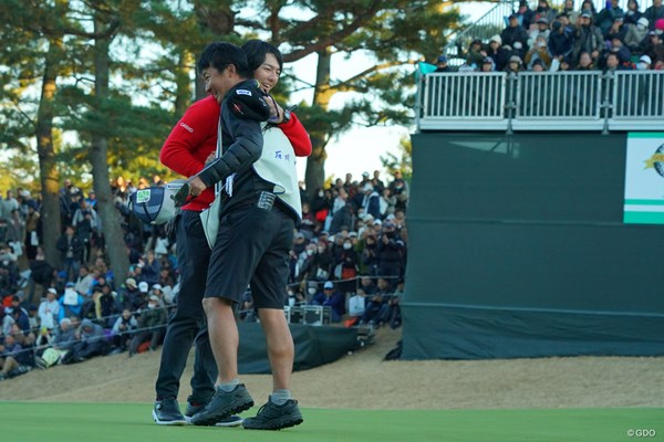 2019年 ゴルフ日本シリーズJTカップ  最終日 石川遼 久々のタッグで優勝を飾り、佐藤賢和キャディと抱き合う石川遼