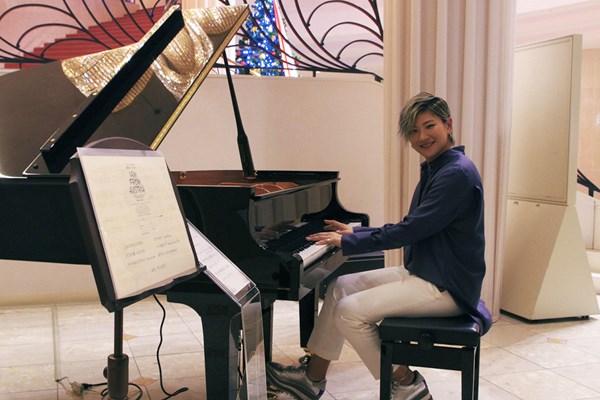 成田美寿々がグランドピアノを寄贈した