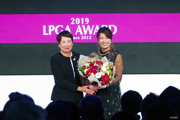 2019年 LPGAアワード 渋野日向子 樋口久子 メジャー優勝者からメジャー優勝者への花束贈呈
