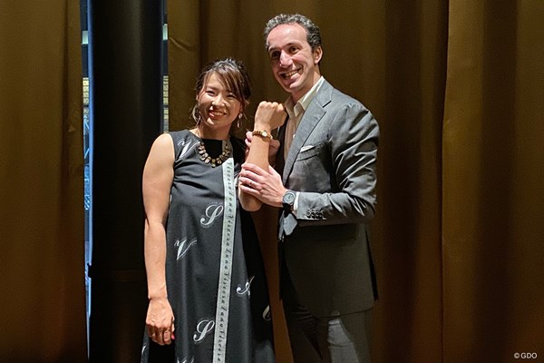 渋野日向子 ブルガリジャパンの社長・ウォルター・ボロニーノさんから時計を贈呈された渋野日向子(左)