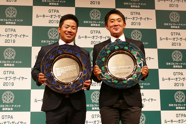 今年ツアー初優勝を飾った比嘉一貴(左)。大学の後輩・金谷拓実と表彰式で並んだ