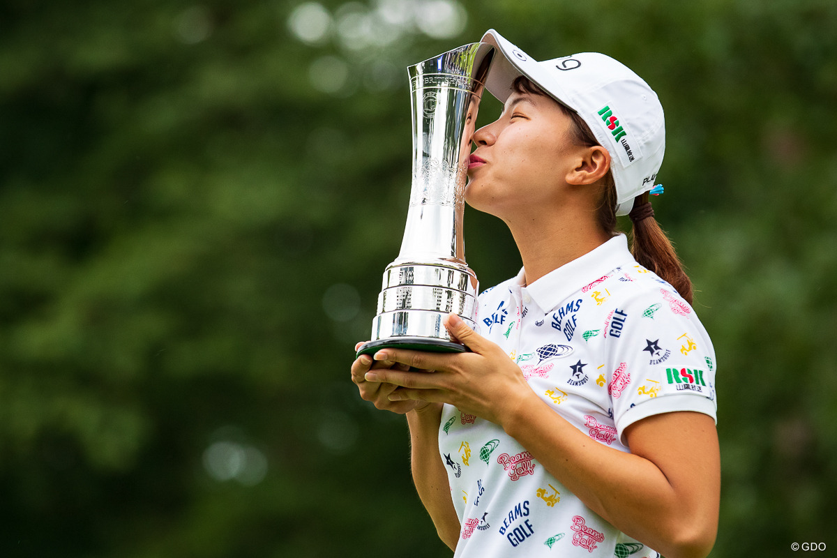 全英女子の優勝トロフィとウエアは今どこに？ 渋野日向子「そんなに