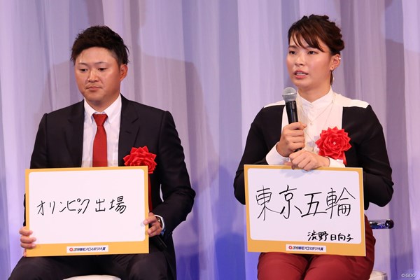 渋野日向子（右）は今平周吾とともに東京五輪出場を2020年の目標に掲げた