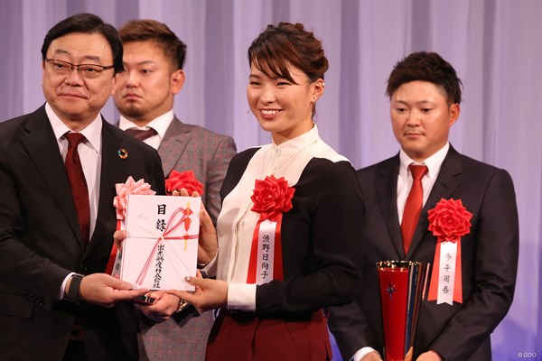 2019年 渋野日向子 副賞でガソリンをゲット。渋野日向子（中央）は笑顔で喜んだ