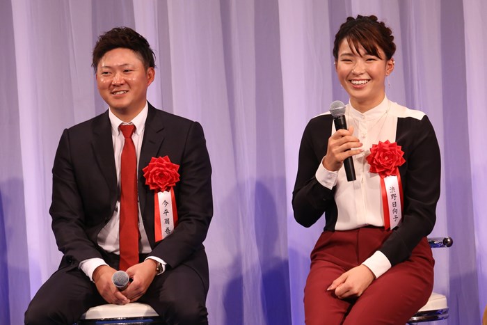 今平周吾（左）と渋野日向子は23日に表彰式に出席した 2019年 今平周吾 渋野日向子