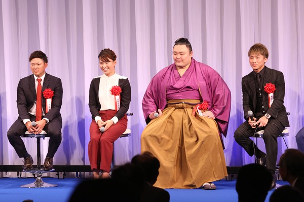 今平周吾（左）はボクシングの井上尚弥（右）と一緒に2年連続で報知プロスポーツ大賞に出席した