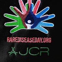 「Rare Disease Day」のロゴは手と手を取り合う様子 川村昌弘のスポンサーロゴ