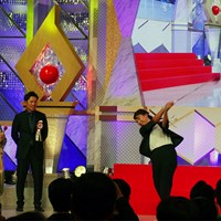 渋野日向子（右）が舞台上でスイング。青木翔コーチ（右から2人目）が解説 2020年 渋野日向子