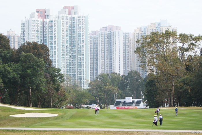 18番グリーン方向に見える高層住宅。この景色に拍車がかかる？ 2020年 香港オープン  最終日 18番