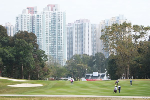 2020年 香港オープン  最終日 18番 18番グリーン方向に見える高層住宅。この景色に拍車がかかる？