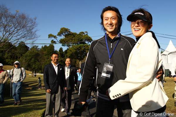 画像詳細 北田瑠衣と旦那様／Tポイントレディス最終日 北田瑠衣が2年ぶりV！外国勢の連勝ストップ 【2010年  Tポイントレディスゴルフトーナメント】｜GDO ゴルフダイジェスト・オンライン