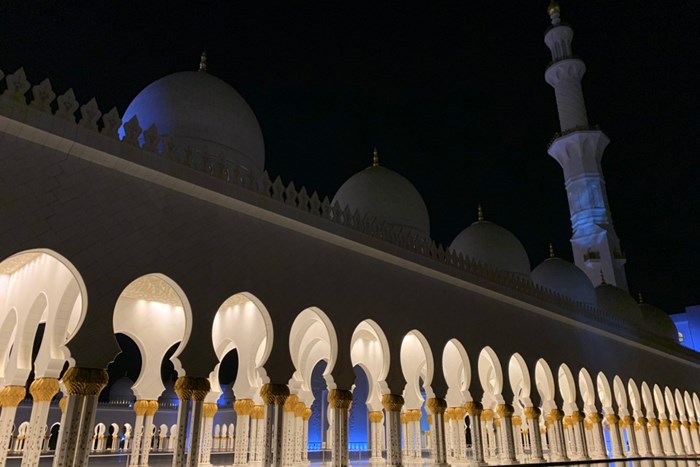 これもiPhoneで撮影。モスクの回廊は夜にとくに美しく… 2020年 アブダビHSBCゴルフ選手権 事前 シェイク・ザイード・モスク