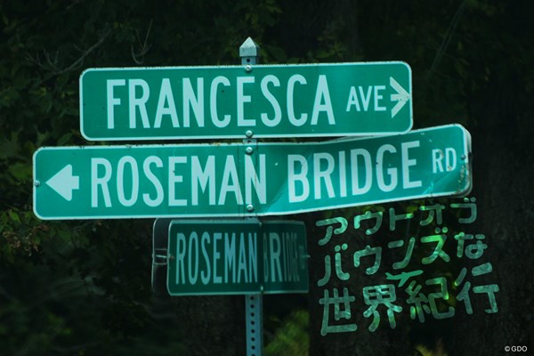 2020年 アウトオブバウンズ タイトル ローズマンブリッジと映画の主人公・フランチェスカの名がつけられた通りの看板
