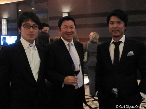 カクテルパーティでの一こま。左がトレーナーの伊藤さん、中央がキャディーの小岸さん