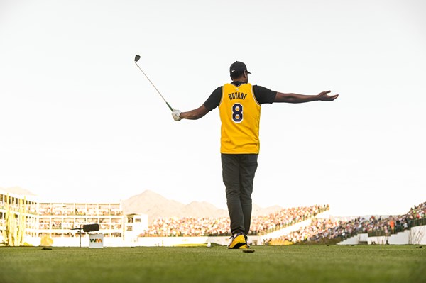 レイカーズのジャージと特注の靴で登場(Ben Jared/PGA TOUR via Getty Images)