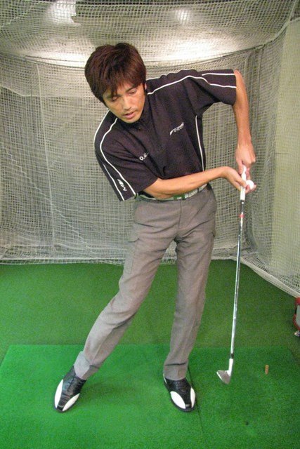 重たいカバンでつかむ下半身リードの感覚 スイングを作る Gdo ゴルフレッスン 練習