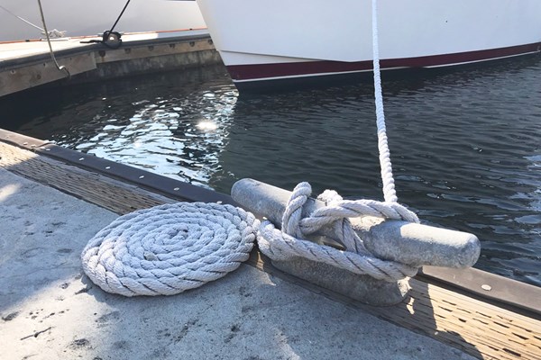 ロープ マリーナで船と桟橋を結ぶロープはこんな風にすべてとぐろを巻いている。これが安全上のマナーだとか。