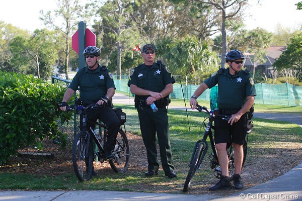 2010年 アーノルド・パーマーインビテーショナル2日目 警官 自転車で警備中の警官も石川遼のティショットはじっくり観戦