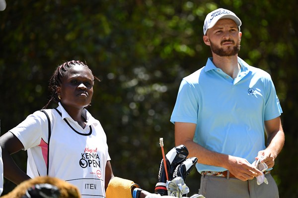 2019年「ケニアオープン」ではアンナ・エイチングがマルコ・イテンのキャディを務めた ( Stuart Franklin／Getty Images)