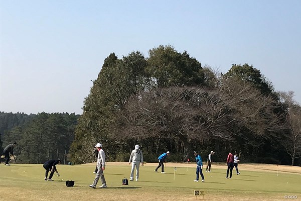 千葉県内のゴルフ場 いつもと変わらぬパッティング練習場（千葉県内のゴルフ場）