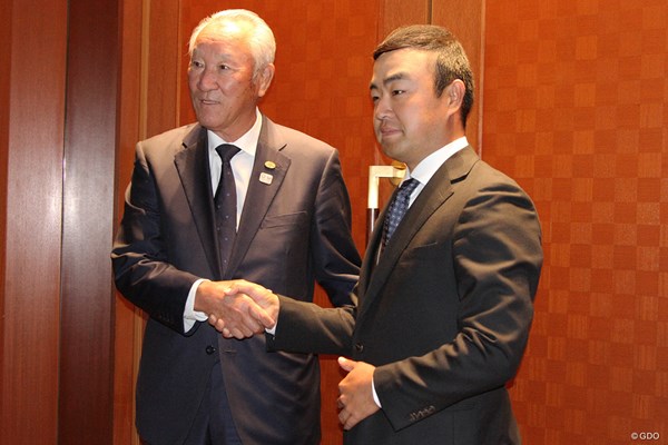 青木功JGTO会長（左）とジャパンゴルフツアー選手会の時松隆光会長