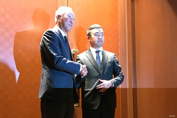 2020年 青木功 時松隆光 JGTOの定時社員総会に出席した青木功会長（左）と時松隆光