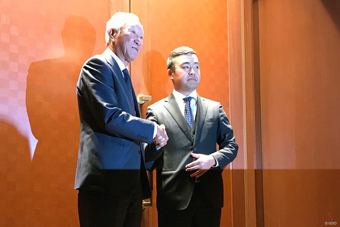 JGTOの定時社員総会に出席した青木功会長（左）と時松隆光 2020年 青木功 時松隆光
