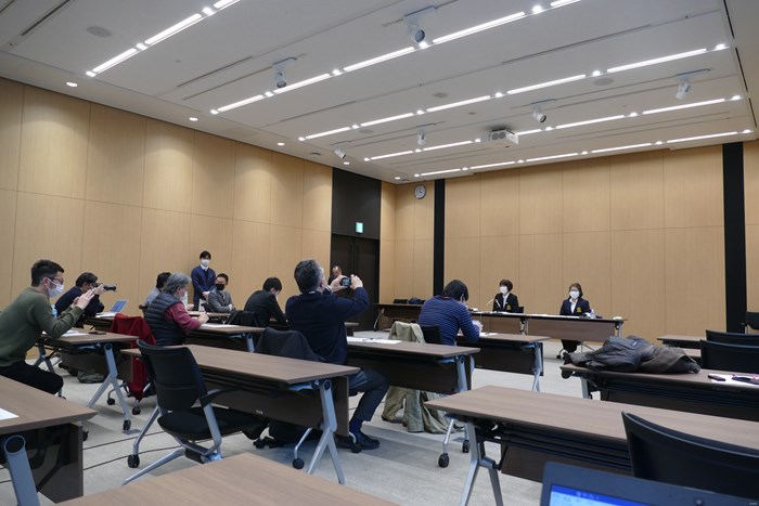 JLPGA会見ではテーブルに1人の記者が座るなど間隔が空けられた 2020年 日本女子プロゴルフ協会会見