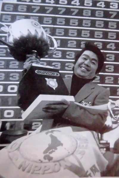 村上隆 1975年「日本シリーズ」を制して日本タイトル4冠を果たした村上隆（武藤一彦氏提供）
