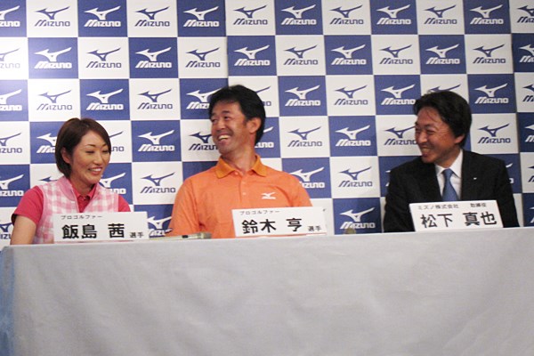 記者会見ではボールの使用感について語る鈴木亨選手と飯島茜選手。時折笑顔を見せ和やかな記者会見となった