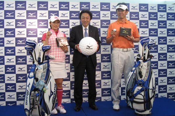 左から飯島茜選手、ミズノ取締役の松下真也氏、鈴木亨選手