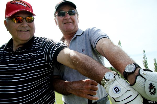 アルーストックバレーCCのゴルファー 米国から来たゴルファーとカナダからのゴルファーでは腕時計に時差が