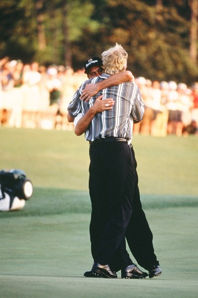 病により長期離脱したホセ・マリア・オラサバルが復活優勝を遂げた1999年。競り合ったグレッグ・ノーマンと抱擁を交わし、互いを称え合った(Augusta National／Getty Images)