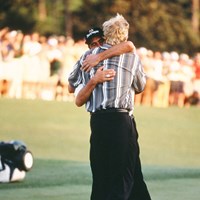 病により長期離脱したホセ・マリア・オラサバルが復活優勝を遂げた1999年。競り合ったグレッグ・ノーマンと抱擁を交わし、互いを称え合った(Augusta National／Getty Images) 1999年 マスターズ 最終日 ホセ・マリア・オラサバル