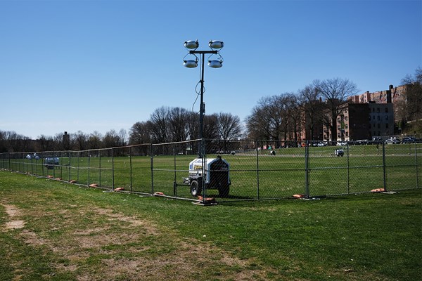 2020年 バン・コートランド公園 ニューヨーク市で3番目に大きなバン・コートランド公園。敷地の一部は新型コロナウイルス対策の病床の準備が進む（4月6日撮影・Spencer Platt/Getty Images）