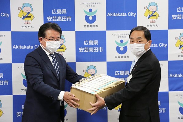 澤畑道信社長（左）から児玉浩安芸高田市長にマスクが贈られた（提供写真）