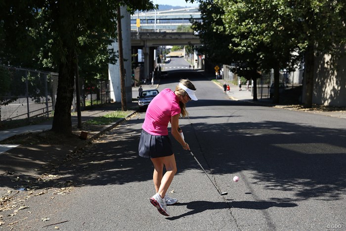 事故がないようにテニスボールを使って ストリートゴルフ