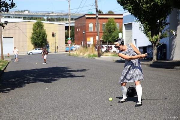 ストリートゴルフ 人けのない道で球を打つ